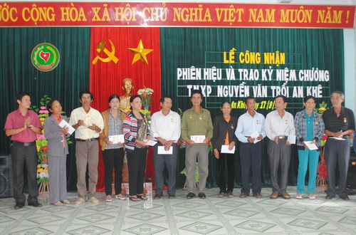 Trao huy hiệu TNXP Nguyễn Văn Trỗi cho các Cựu TNXP